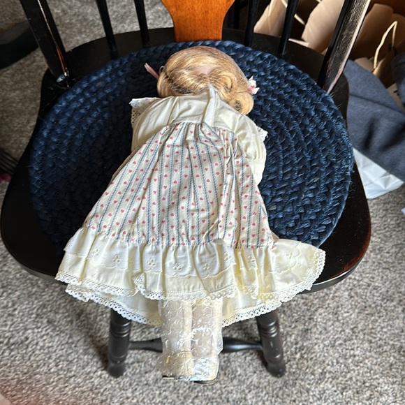 Vintage Royal Heirloom Collection Porcelain Doll Pauline - Picture 5 of 12